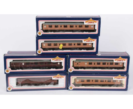 Twelve Bachmann 00-gauge coaches and cars, various, boxed.
