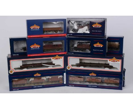 Bachmann 00-gauge freight stock including three wagon set, bogie wagons, brake vans and other items, various, boxed. (14)