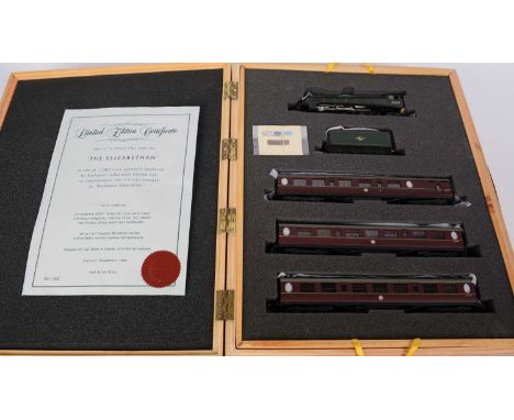Bachmann 00-gauge The Elizabethan limited edition the locomotive, tender, carriages and booklets and video, 562\1000, in a tw