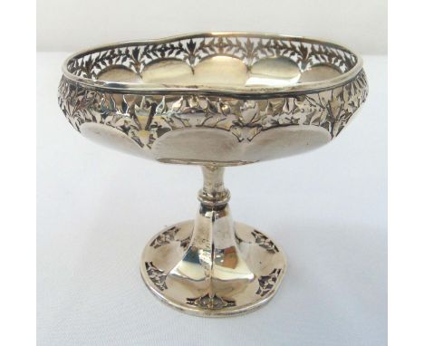 Aspreys hallmarked silver bonbon dish with pierced border on raised circular pierced base, Birmingham 1912, approx total weig