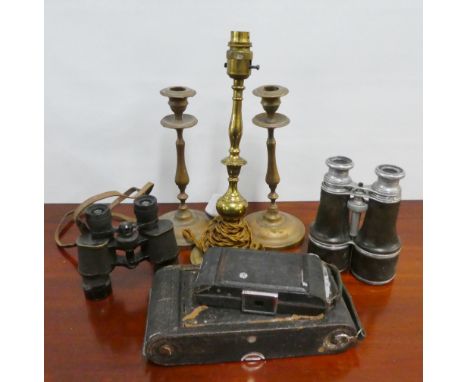 Carton containing a pair of vintage binoculars, brass table lamp and candlesticks, (a lot) 