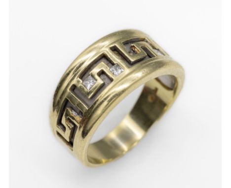 14 kt Gold Ring mit Diamanten,   GG/WG 585/000, Bandring mit Mäander-Muster, mit 3 Princess-Cut Diamanten zus. ca. 0.15 ct We