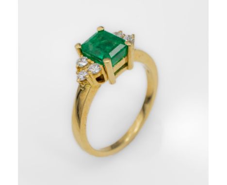 18 kt Gold Smaragd-Brillant-Ring,   GG 750/000, 1 Smaragd (beh.) im Emerald Cut ca. 2.00 ct, 6 Brillanten zus. ca. 0.22 ct fe