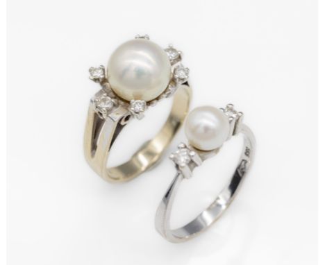 Konvolut 2 14 kt Gold Ringe mit Zuchtperle und Brillanten, WG 585/000,   2 weiße Zuchtperlen, 8 Brillanten zus. ca. 0.32 ct W