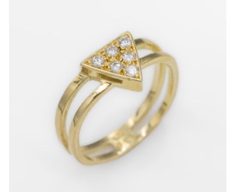 14 kt Gold Brillant-Ring,   GG 585/000, dreieckiger Ringkopf mit 6 Brillanten zus. ca.0.12 ct (grav.) Weiß/si, RW 50, ca. 2.3