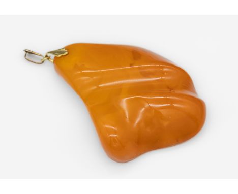 Anhänger mit großem Bernsteinbrocken,   ca. 24.1 g, Öse GG 333/000, L. ca. 8 cmPendant with amber boulder  , approx. 24.1 g,l