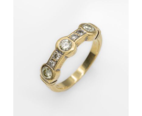 18 kt Gold Ring mit Brillanten, GG 750/000,   7 Brillanten zus. ca. 0.57 ct light yellow/p, total ca. 6.0 g, RW 55 Schätzprei