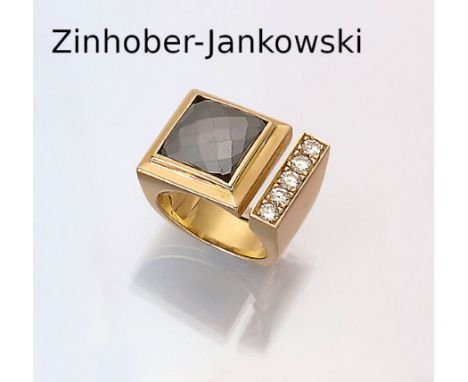 18 kt Gold Ring mit Diamant und Brillanten,   GG 750/000, schwarzer Diamant im Chessboard-Cut ca. 7.50 ct, 5 Brillanten zus. 