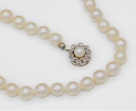 Zuchtperlenkette, Schließe 14 kt Gold,   WG 585/000, bes. mit 1 Zuchtperle, 54 creme- farb. Zuchtperlen, D. ca. 6.6 mm, L ca.