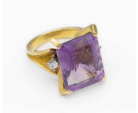 14 kt Gold Amethyst-Brillant-Ring,   GG 585/000, facett. Amethyst-Rechteck ca. 13.0 ct, 2 Brill. zus. ca. 0.30 ct Weiß/si, ho