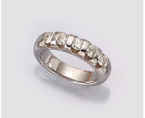 18 kt Gold Brillant-Ring,   WG 750/000, 5 Brillanten zus. ca. 0.92 ct (grav.) get. Weiß/lupenrein (grav.), RW 55, ca. 10.5 g,