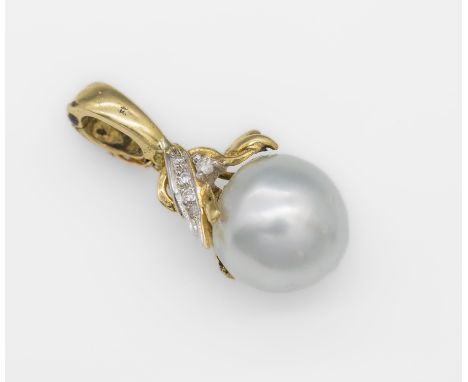 18 kt Gold Clipanhänger mit Brillanten und Südseezuchtperle,   GG 750/000, einzelne große Perle, D. ca. 12 mm, in abstrakter 