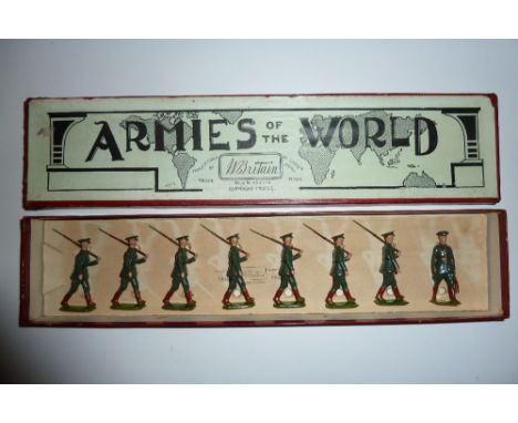 Britains set 1603, Irish Infantry FIRST VERSION, marching at the slope, peak caps, with officer in original Armies of the Wor