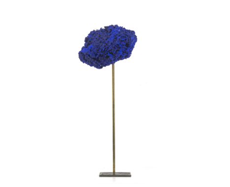 Ruhnau, WernerKönigsberg, 1922 - Essen, 2015H. 21 cm"Schule der Sensibilität", ca. 2000. Schwamm, Pigment, Metall, auf Holzso