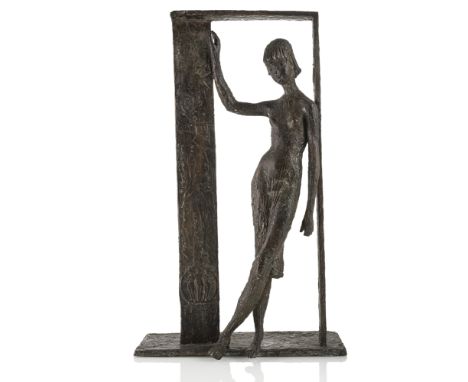 Pasch, ClemensSevelen, 1910 - Düsseldorf, 198565,5 x 40 x 50 cmMädchen in der Tür. Bronze, braun patiniert, auf Bronzesockel.