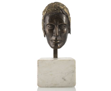 Kalz, WolfHalberstadt, 1933 - Reidlingen, 2018H. 32/46 cm"Der Caesar", 2001. Bronze, braun und goldfarben patiniert, auf Stei
