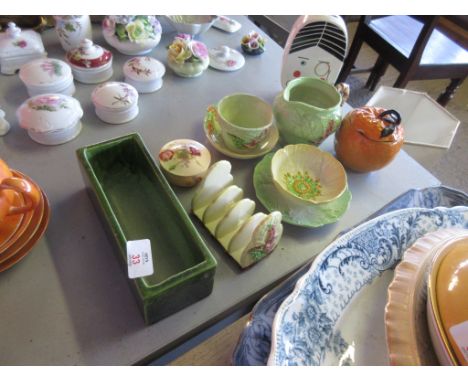 COLLECTION OF VARIOUS DECORATIVE CERAMICS, MOSTLY CARLTON WARE, INCLUDING A WORCESTER TRINKET POT AND A BRETBY CHARGER