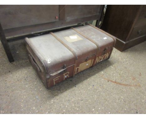 WOODEN FRAMED VINTAGE TRAVELLING TRUNK, WIDTH APPROX 86CM 
