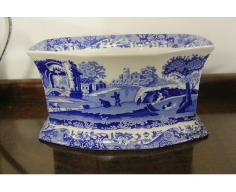 SPODE - A Spode'Italian' blue & white planter, measuring 25x17x13cm. (C.1816)