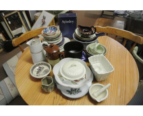 CERAMICS - A large collection of ceramic items to include a boxed Aynsley dish, Royal Worcester items, Ulster Ceramics bowl &