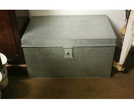 FURNITURE/ HOME - A large galvanised metal trunk, in Excellent condition.