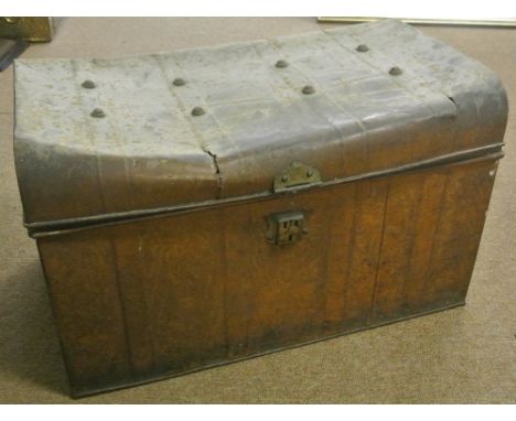 FURNITURE/ HOME - A vintage tin trunk in need of some light restoration. Measures 59x40x41cm