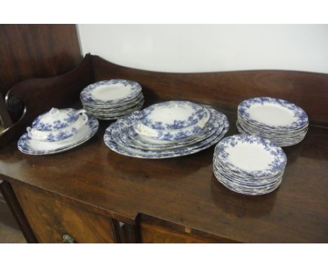 ANTIQUE/ CERAMIC - A large blue & white pattern dinner service, comprising of 6 various size platters, a gravy boat & ladle, 