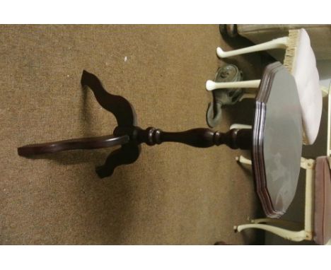 FURNITURE/ HOME - A Mahogany ocassional table on tripod legs.
