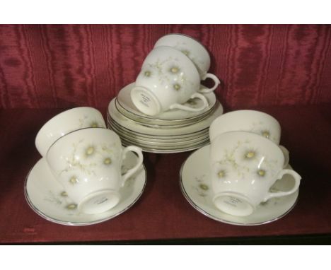 ANTIQUE/ TEACUPS - A collection of 6 matching cups, saucers & side plates by Mayfair.