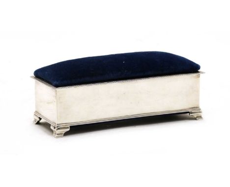 A silver velvet jewellery casket, Chester 1913, maker SI Ld, of cuboid form, the lid with a blue velvet covering, 16.5cm x 7c