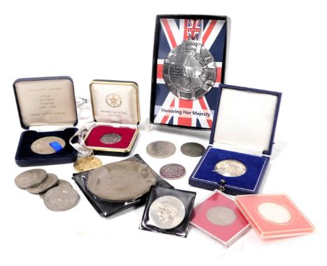 Commemorative coins and medals, including a Royal National Theatre copper and nickel coin 1988, Moscow Narodny Bank Limited 5