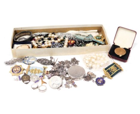 Victorian and later silver and costume jewellery, including a silver bangle, cameo brooch, Art Deco paste set clips, and a th