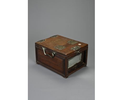A CHINESE HARDWOOD TRAVELLING VANITY CASE, 19/20TH CENTURY. Of rectangular form with metal handles and floral hinges. With fo