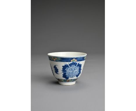 A CHINESE PORCELAIN WIN CUP, GUANGXU PERIOD. Decorated in underglaze blue with Shou medallions by bats. Further decorated wit