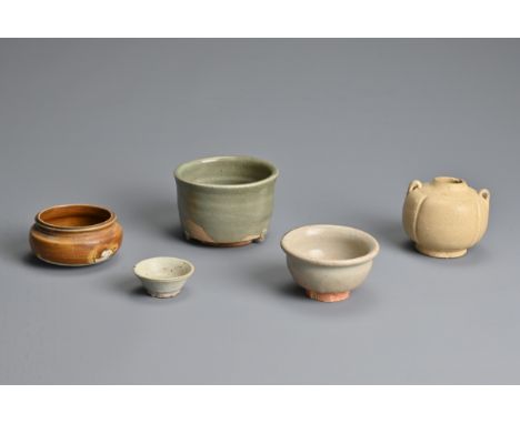 A GROUP OF CHINESE CERAMIC ITEMS, SONG / YUAN DYNASTY. To include a celadon glazed censer of circular form; A globular jar wi