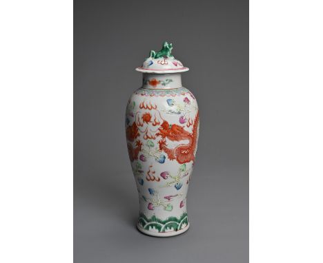 A CHINESE FAMILLE ROSE PORCELAIN VASE AND COVER, EARLY 20TH CENTURY. Of baluster form decorated with dragons chasing a flamin