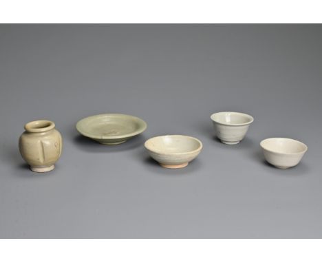 A GROUP OF CHINESE CERAMIC ITEMS, SONG TO MING DYNASTY. Comprising a celadon glazed shallow dish; a pale celadon glazed ovoid