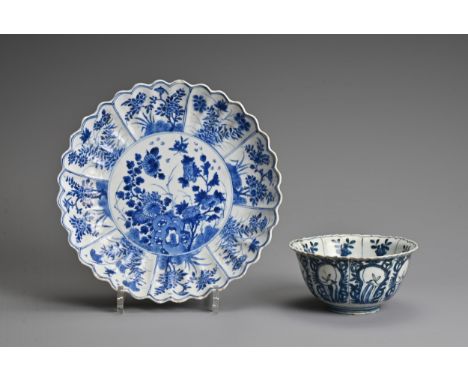 A CHINESE BLUE AND WHITE PORCELAIN DISH, KANGXI PERIOD (1662-1722). With lobbed rim decorated with various floral scenes, wit