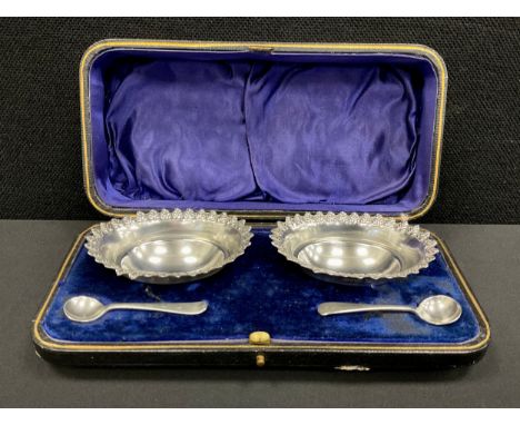 A pair of Edwardian silver oval table condiment bowls, Thomas Lawrence, Sheffield 1905, one with associated spoon, cased