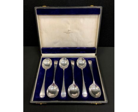 A set of six silver Walker and Hall spoons, Sheffield 1919, 407.7 grams,cased