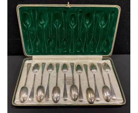 A set of twelve Hanoverian style silver tea spoons, cased, London 1925, 190.8 grams.