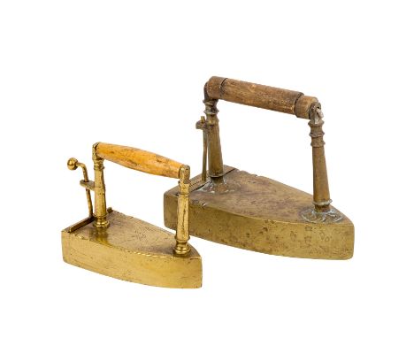   ZWEI BÜGELEISEN  19./20. Jh., Holzhandhabe, balusterförmige Messingstege mit pfeilförmigem Messing-Korpus verbunden, hinten