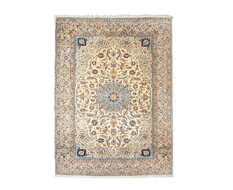  Orientteppich mit Seide. NAIN/PERSIEN, 2. Hälfte 20. Jh., 347x258 cm. Der hellbeigefarbene Fond des Innenfeldes ist großzügi