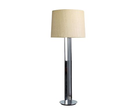   STEHLAMPE  1970er Jahre, 3 angeordnete Metallstreben bilden den Schaft, verchromt, Lampenschim, H: 168 cm. Normale Alterssp
