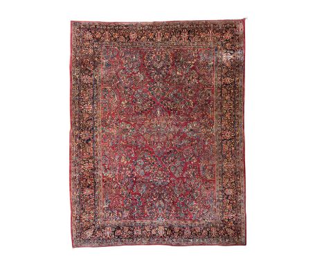  Orientteppich. SARUK/PERSIEN, 1. Hälfte 20. Jh., 356x273 cm. Der rote Fond des Mittelfeldes zeigt ein Muster von Blütenzweig