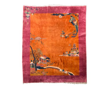  Peking Teppich, 295x245 cm. Das orange-rostrotfarbene Mittelfeld ist aufsteigend gemustert mit wenigen, chinesischen Landsch