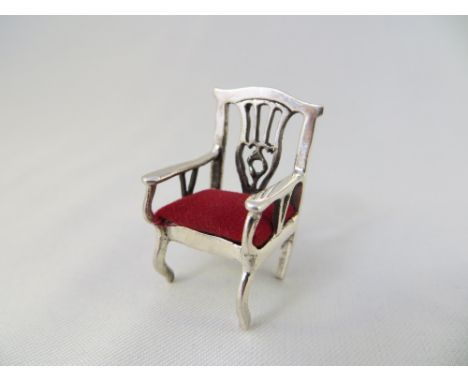 925 Silver miniature chair pin cushion. H:33mm; Weight: 9.4g