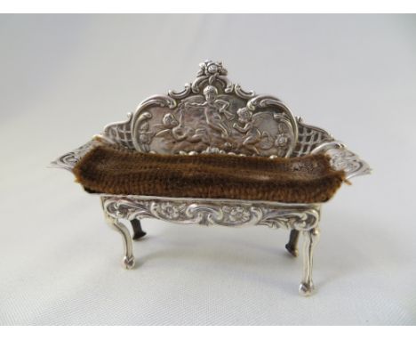 A silver chaise-longue pin cushion. Birmingham, 1970, Hampton Utilities. Approx. height: 4.5cm. Gross weight: 18.4g