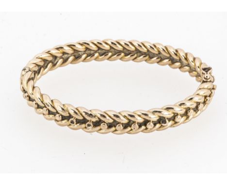 A yellow metal knotted oval hinged bangle, of plaited design, 5.8 cm by 4.7 cm, 15g  
