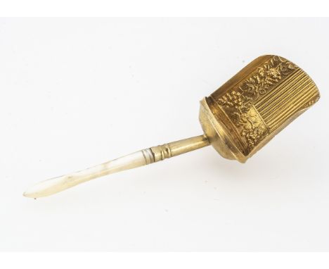 A George III period silver gilt tea caddy spoon by SP, 10cm long, 9.4g, shovel shaped with mop handle 